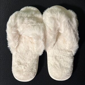 Cozy White Faux Fur Women's Slippers EU size 38-39 Never Worn US size 7-8